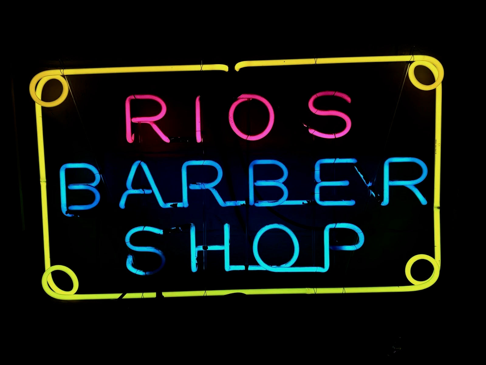 RIO'S BARBER SHOP neon sign