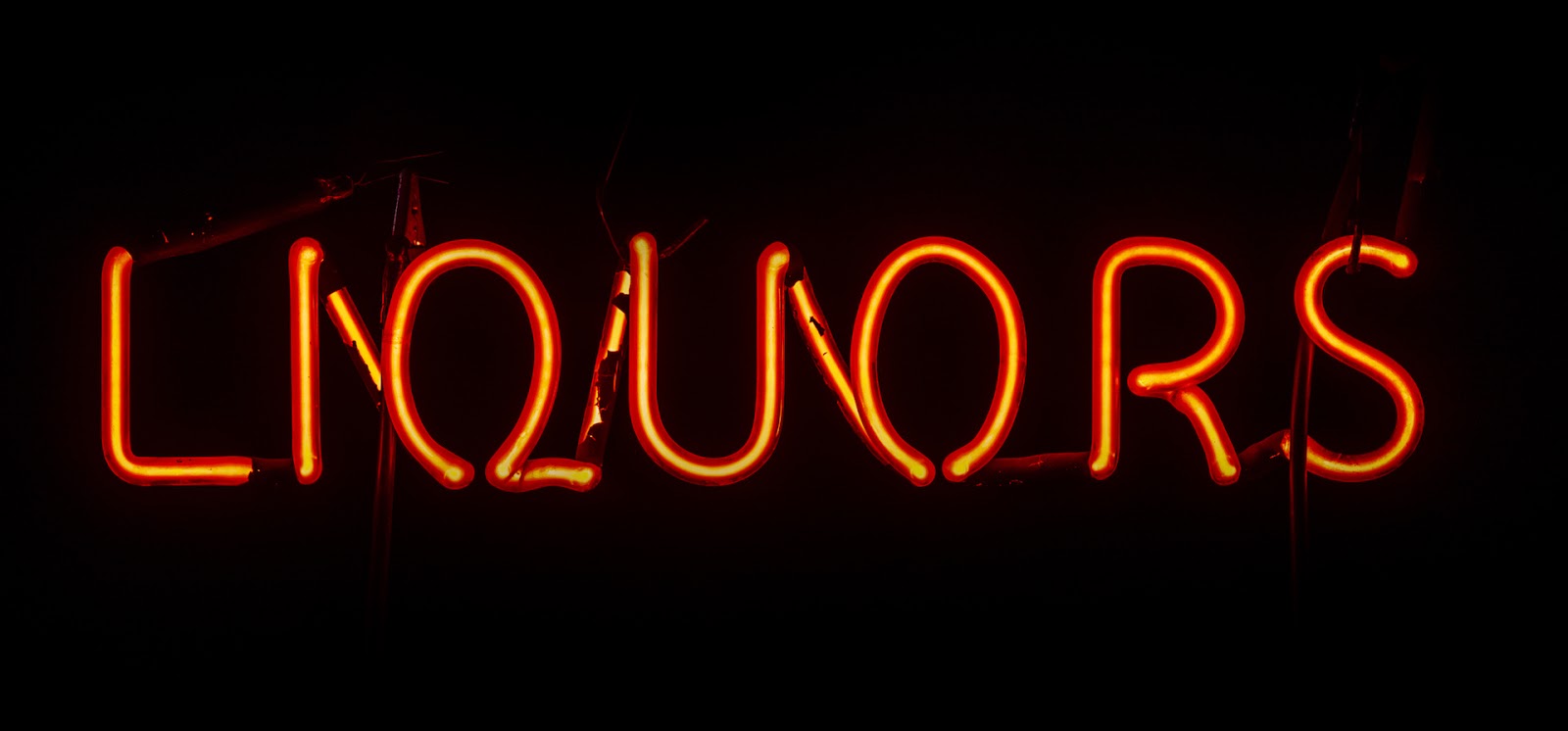 LIQUORS neon sign