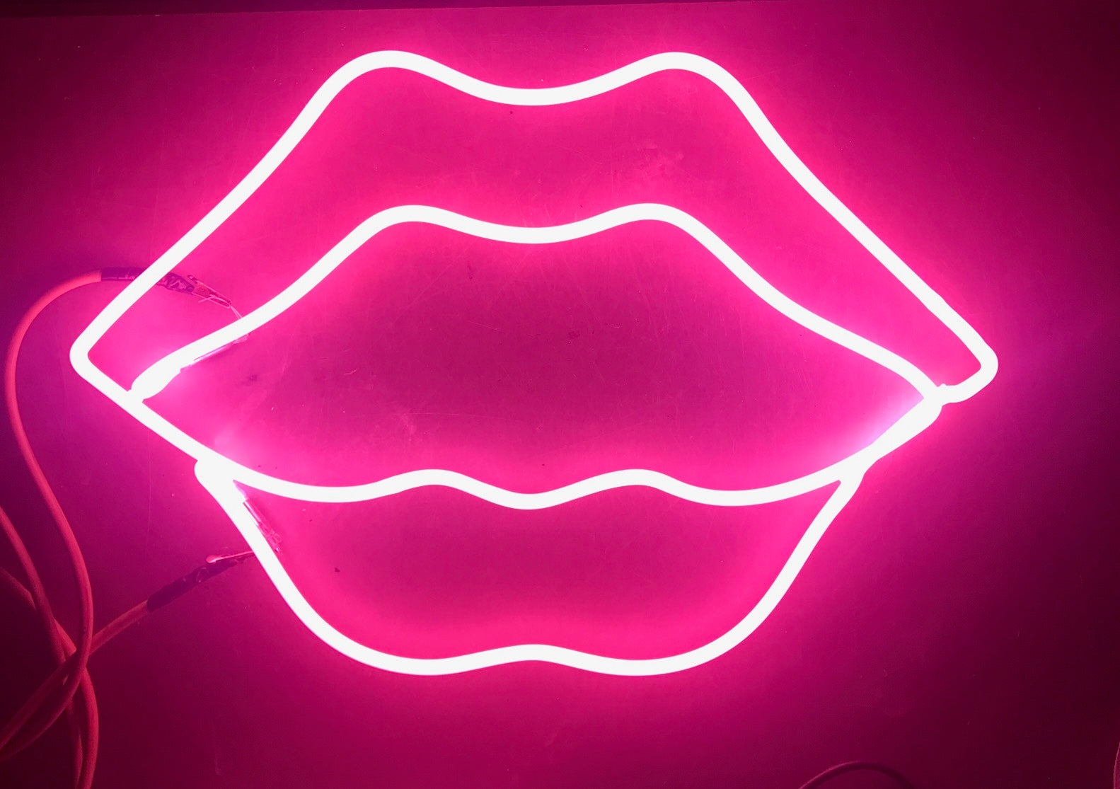LIPS neon sign