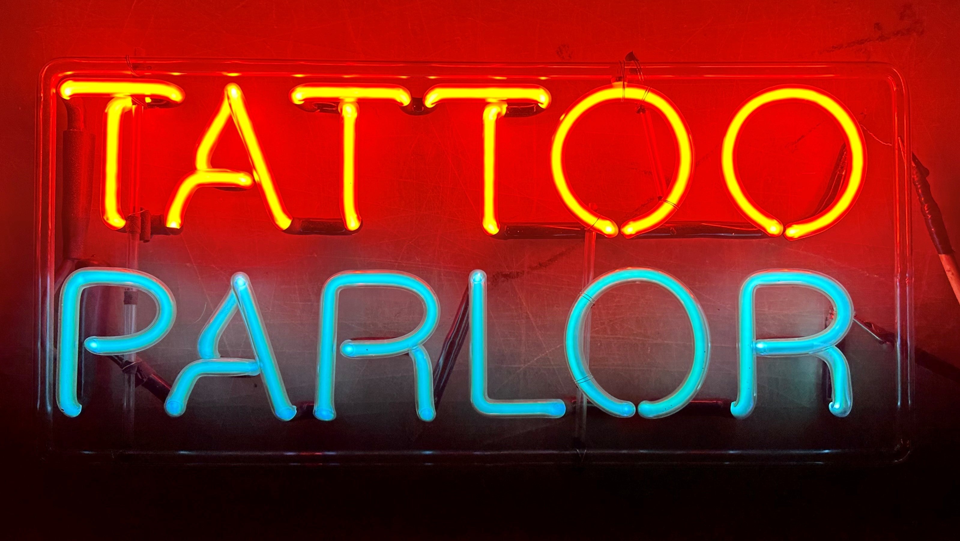 TATTOO PARLOR neon sign