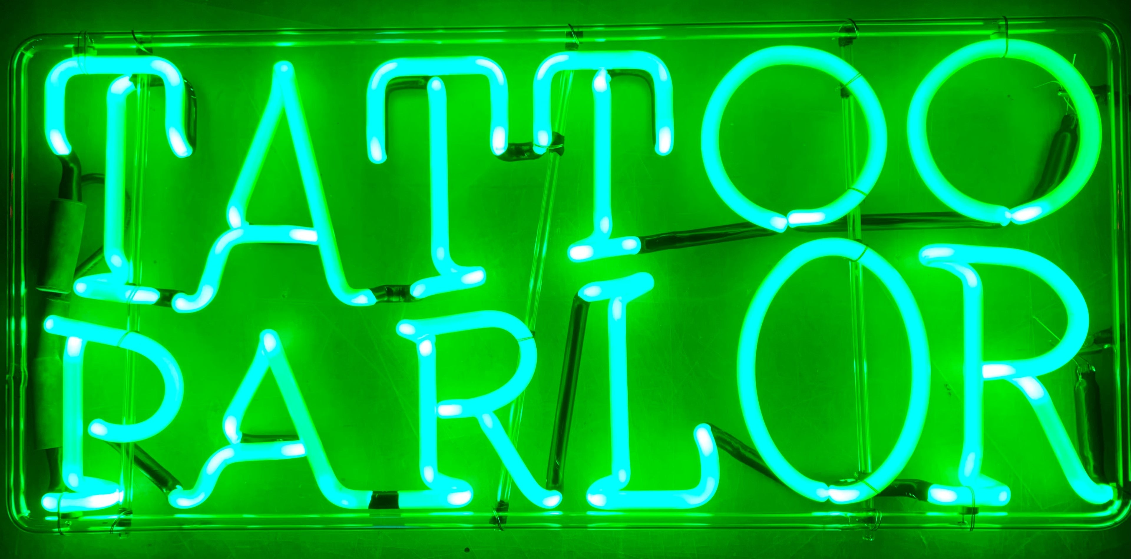 TATTOO PARLOR neon sign